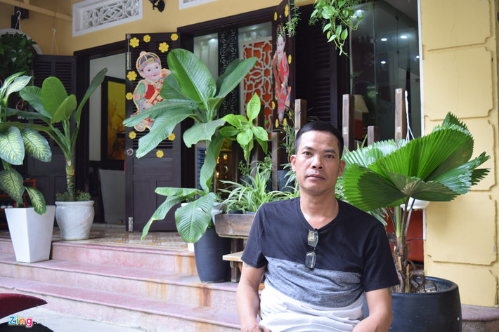 Cha của Tiểu Vy, ông Trần Hải Mỹ, ở bên ngoài căn nhà. Hiện ông 43 tuổi, sức khỏe không tốt lắm do ảnh hưởng của tai biến. Còn mẹ Tiểu Vy tên là Huỳnh Thị Thu Trang, 41 tuổi. Người mẹ đang ở TP.HCM cùng con gái, khoảng ít hôm nữa là về Hội An.
