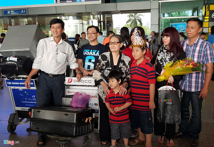 Nhiều gia đình khác cũng tranh thủ lưu lại những giây phút đoàn viên tại sân bay Tân Sơn Nhất.