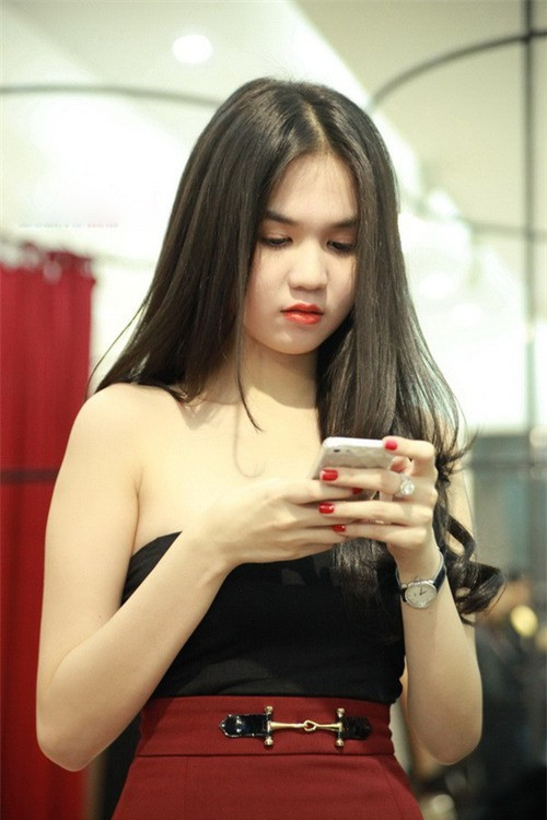 Chiếc đồng hồ Hermes Arceau của Ngọc Trinh được làm bằng thép không gỉ, có gắn 60 hạt kim cương xung quanh mặt với các đường viền bằng ngọc trai, có giá khoảng 11.000 USD (240 triệu đồng). Ảnh: Saohot.