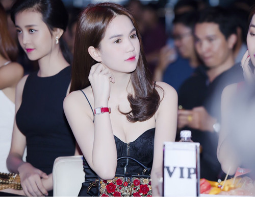 Năm 2015, xuất hiện nổi bật tại buổi tiệc sinh nhật của game mà cô làm gương mặt đại diện, Ngọc Trinh nổi bật với chiếc đồng hồ Hermes mạ kim cương. Ảnh: Tinmoi.
