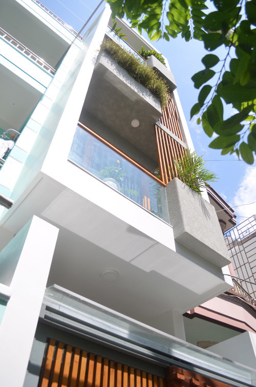 Nằm trong hẻm nhỏ tại Nha Trang cùng diện tích hạn chế là bài toán không đơn giản đối với nhóm kiến trúc sư La Design Studio khi cải tạo lại ngôi nhà ống cũ.