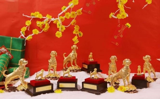 Vì vậy, tượng kim khuyển bằng vàng là vật phẩm hút khách trong ngày vía Thần Tài. Ảnh: Laodong.