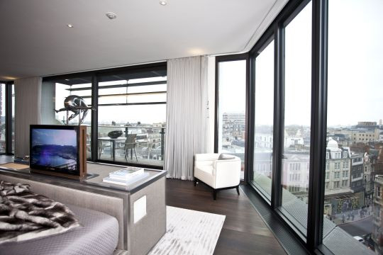 Phòng ngủ chính có tầm nhìn tuyệt đẹp toàn cảnh thủ đô London.