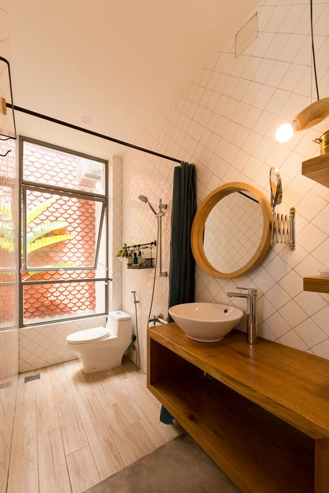 Phòng tắm ngập nắng nhờ thiết kế mở. Nguồn ảnh: Khuôn Studio.
