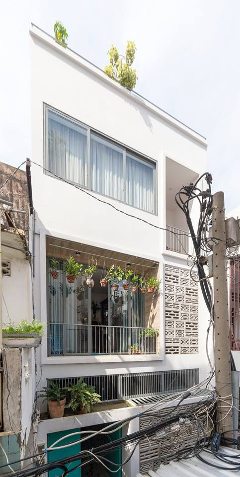 Căn nhà phố được xây trên lô đất địa thế lạ. Hình dáng khu đất như được nối 2 lô đất nhỏ với nhau bằng 1 đoạn giao nhau vỏn vẹn hơn 1m.
