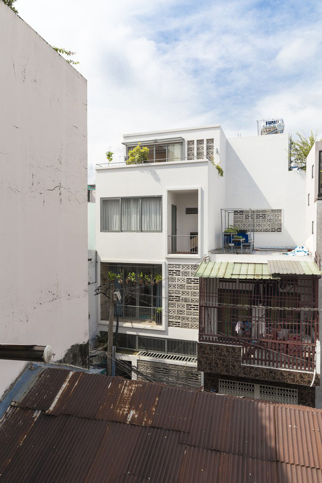 Xuất hiện trên Tạp chí kiến trúc Archdaily, ngôi nhà Hòa House do nhóm kiến trúc sư của KHUÔN Studio thực hiện nổi bật với vẻ đẹp sống động.