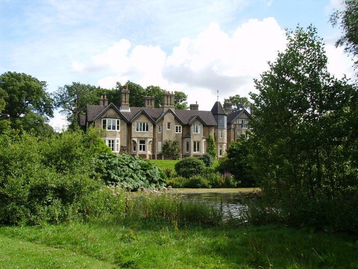 Lâu đài York Cottage đẹp rộng rãi, có hồ nước bao quanh.