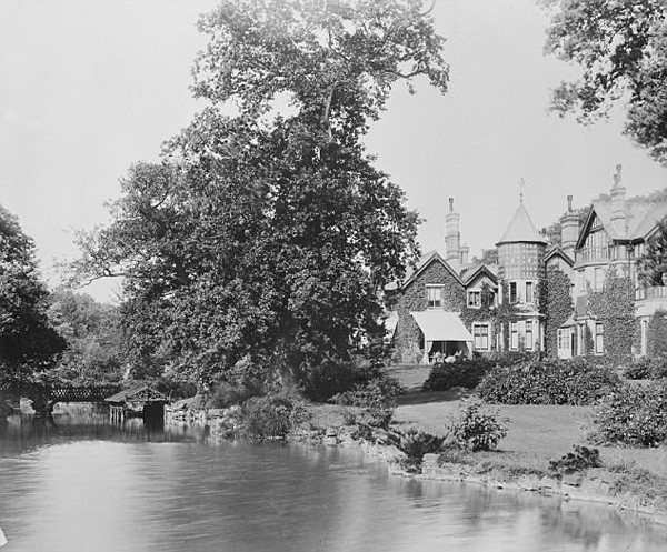 Tòa lâu đài cổ York Cottage còn có một hồ riêng biệt.