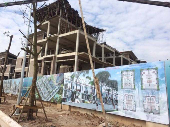 Các hạng mục trong dự án khu nhà ở thấp tầng TT1 Biệt thự Khai Sơn Hill Long Biên đang trong quá trình hoàn thiện khi chủ đầu tư chưa xin giấy phép xây dựng. Ảnh: Phapluaplus.