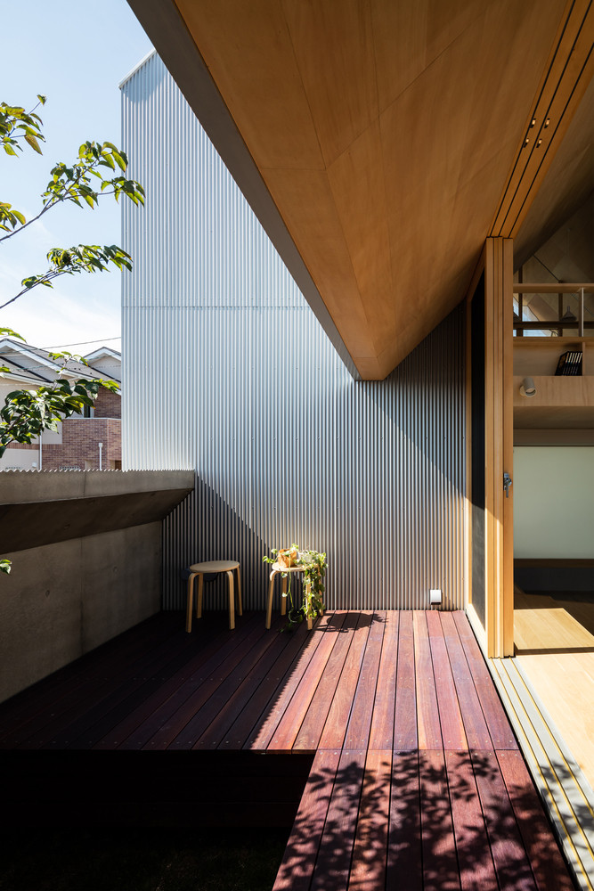 Ban công đầy nắng và cây xanh. Nguồn ảnh: Archdaily.