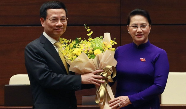 Sáng 24/10, với đa số phiếu tán thành, Quốc hội đã thông qua Nghị quyết phê chuẩn bổ nhiệm ông Nguyễn Mạnh Hùng làm tân Bộ trưởng Thông tin và Truyền thông. Ảnh: Zing.