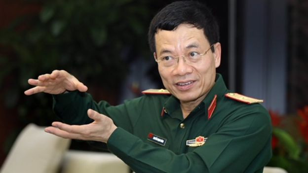 Nhân dịp kỷ niệm 28 năm ngày thành lập Viettel, tướng Hùng đã có bức "tâm thư" gửi đến đại gia đình Viettel với thông điệp "ngày mai sẽ luôn khó khăn hơn ngày hôm nay". Bức thư dù ngắn ngủi nhưng có sức lay động và truyền cảm hứng mãnh mẽ đối với nhiều nhân viên của tập đoàn. Ảnh: BBC.