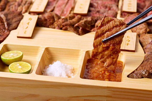 Thịt bò Wagyu được xem là loại cực phẩm của người Nhật. Mỗi hộp cơm được nhồi kín thịt bò Wagyu như thế này có giá 300 USD (gần 70 triệu đồng), tương đương với chiếc SH. Ảnh: Sora News.