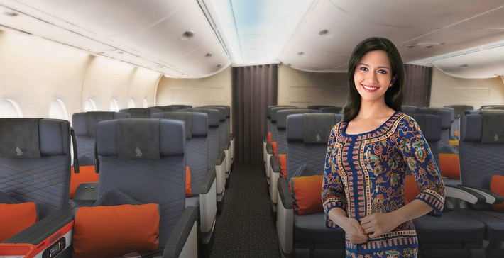 Để đối phó với các trường hợp khẩn cấp trên máy bay, các nữ tiếp viên hàng không phải nhảy vào hồ tạo sóng, tìm cách leo vào chiếc bè an toàn và sơ tán 380 người trong 90 giây trong khi vẫn mặc nguyên bộ đồng phục trên người.
