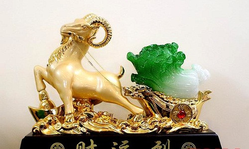 Rất nhiều kiểu dáng bắp cải phong thủy để khách hàng lựa chọn như: bắp cải đội thiềm thừ, bắp cải đội tỳ hưu, bắp cải đội rùa vàng…Ảnh: FNU.