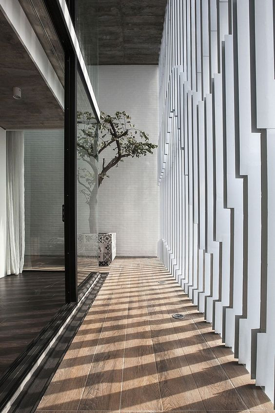 Một hành lang rộng sẽ thiết lập khoảng đệm cho ngôi nhà. Ảnh: Freshhome.