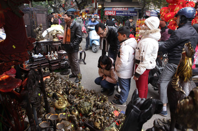 Người bán không quá quan trọng chuyện lời lãi bao nhiêu, mà chủ yếu mở rộng giao lưu kinh nghiệm trong việc sưu tầm và chơi đồ cổ. Ảnh: Baodansinh.