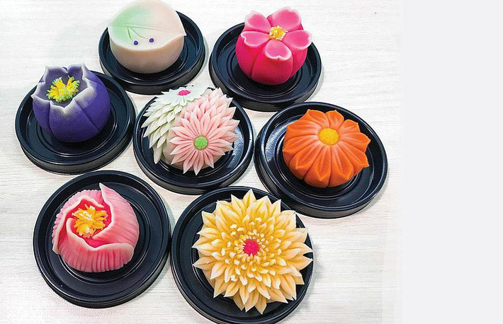 Phần họa tiết bánh từ hoa lá cho đến các con thú đều được khắc nổi với màu sắc bắt mắt. Ảnh: LixiApp.