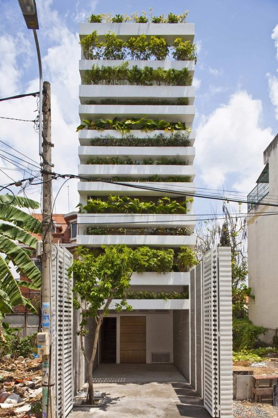 Mặt đứng gồm nhiều cây xanh là giải pháp giúp ngôi nhà mát hơn. Ảnh: Archdaily.