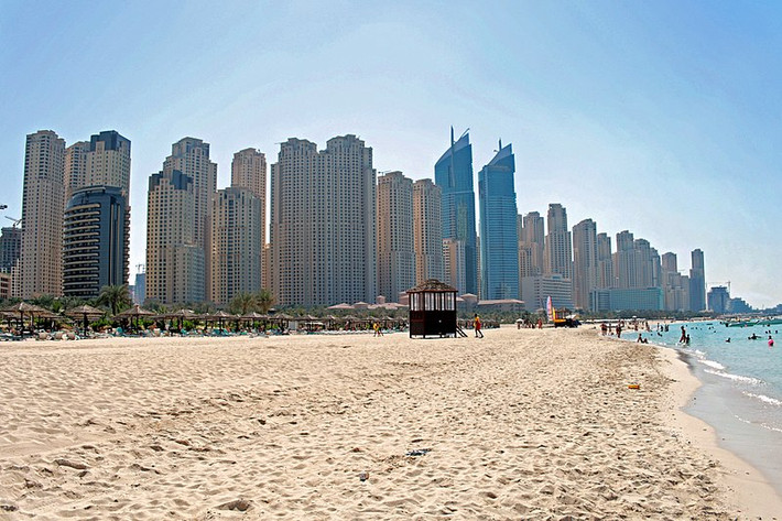 Jumeirah Beach Residence tại Dubai Marina được xem là dự án chung cư lớn nhất thế giới với 40 tòa tháp và gần 7.000 căn hộ. Ảnh: Wiki.