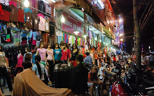Trước đây, phố vốn là con đường quy tụ nhiều cửa hàng quần áo từ hàng hiệu đến bình dân, từ shop lớn đến những lô quần áo bày bán đầy vỉa hè. Ảnh: Voh.