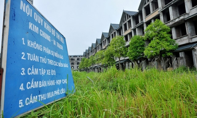 Chỉ có một vài căn nhà được hoàn thiện và có người sinh sống. Ảnh: Dân Việt.