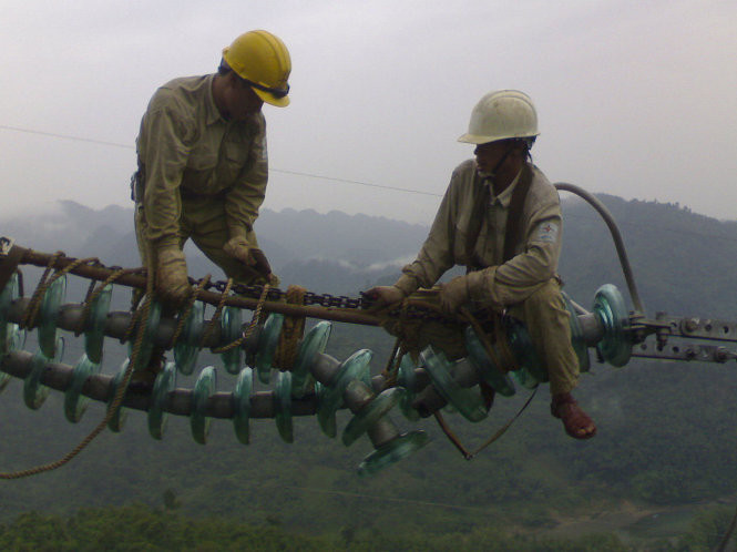 Nghề sửa điện trong rừng buộc người thợ phải khắc phục sự cố bất kể ngày đêm, có khi ngủ cả trong rừng. Ảnh: Tuổi trẻ.