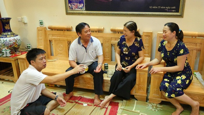 Bộ bàn ghế gỗ đồ sộ được chạm khắc cầu kỳ. Ảnh: Zing.