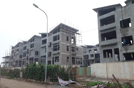 Trong thời hạn tối đa 60 ngày, kể từ ngày có quyết định đình chỉ thi công xây dựng, chủ đầu tư không xuất trình giấy phép xây dựng do cơ quan có thẩm quyền cấp thì bị cưỡng chế phá dỡ. Ảnh: Congly.