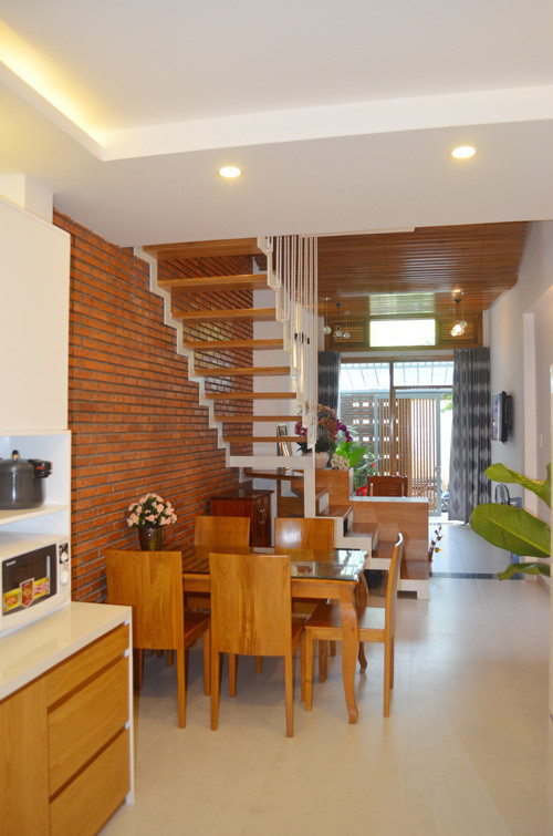 Vì vậy, kiến trúc sư chọn giải pháp tận dụng nội thất nhà cũ trên nền nhà mới để tạo ra không khí hoài niệm, thân thuộc đồng thời tiết kiệm chi phí.