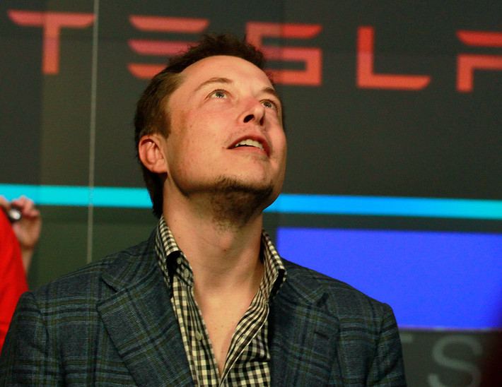 Tỷ phú Elon Musk là một nhà phát minh, doanh nhân, tỉ phú người Mỹ. Ông được biết đến với tư cách người sáng lập SpaceX và đồng sáng lập Tesla Motors và PayPal.