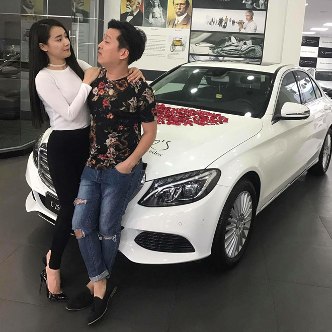 Cuối tháng 5/2017, Trường Giang khiến nhiều người ngưỡng mộ khi dành tặng Nhã Phương một chiếc xe hơi giá hơn 1,6 tỷ đồng. Ảnh: Zing.