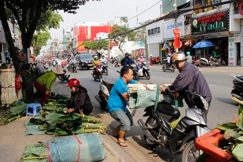 Đến hẹn lại lên, những ngày giáp Tết, khu chợ lá dong truyền thống ở khu vực ngã ba Ông Tạ (quận Tân Bình, TP HCM) lại nhộn nhịp kẻ bán người mua. Ảnh: Congan.
