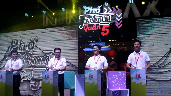 Tối 26/4, phố Thời trang đầu tiên tại TP HCM chính thức ra mắt tại đường Nguyễn Trãi, quận 5. Ảnh: SGGP.