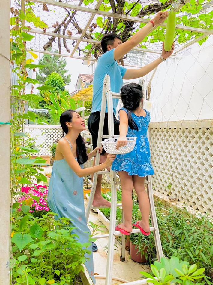 Công Vinh – Thủy Tiên được biết đến như một cặp sao Việt hạnh phúc và quyền lực nhất làng giải trí. Ngoài thời gian dành cho công việc, Thủy Tiên còn tự tay chăm sóc vườn rau mỗi ngày trong biệt thự triệu USD ở quận 7 (TP HCM). Ảnh: FB Thủy Tiên.