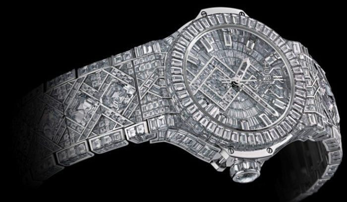 Một số mẫu đồng hồ của Hublot đã trở thành thiết kế kinh điển trong thế giới đồng hồ. Trong ảnh là chiếc đồng hồ Hublot 5 triệu USD với kim cương đính kín toàn bộ bề mặt vỏ và dây. Ảnh: Erawatch.