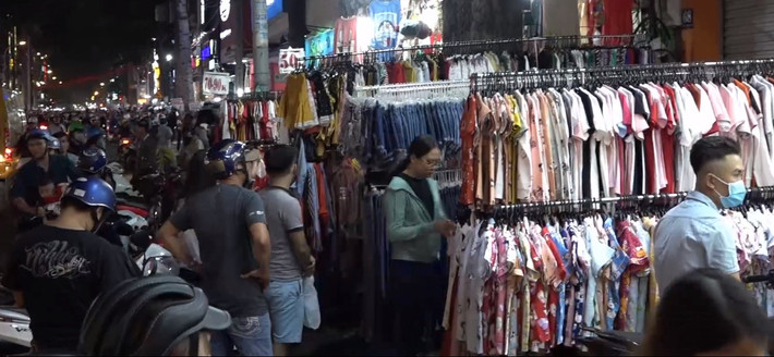 Phố Thời trang quận 5 luôn tấp nập kẻ mua người bán. Ảnh: Hcmcpv.