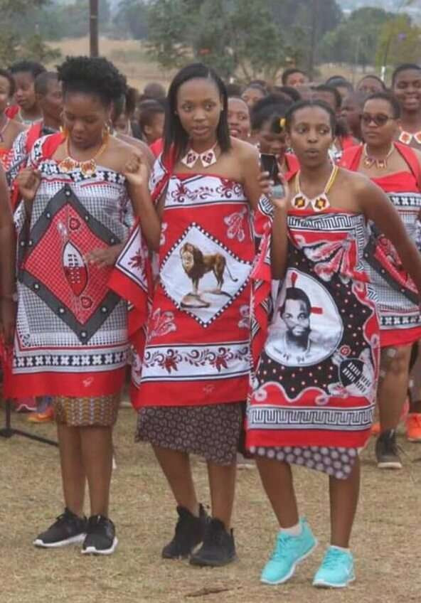 Tháng 8, tháng 9 hàng năm, vua Mswati III thường tổ chức lễ hội tìm vợ kéo dài suốt cả tuần.