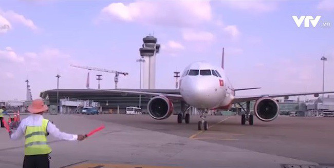 Bên trong máy bay được trang bị hệ thống ánh sáng đèn màu chuyển đổi độc đáo và hoa văn tinh tế, tạo cảm giác thoải mái. Ảnh: VTV.