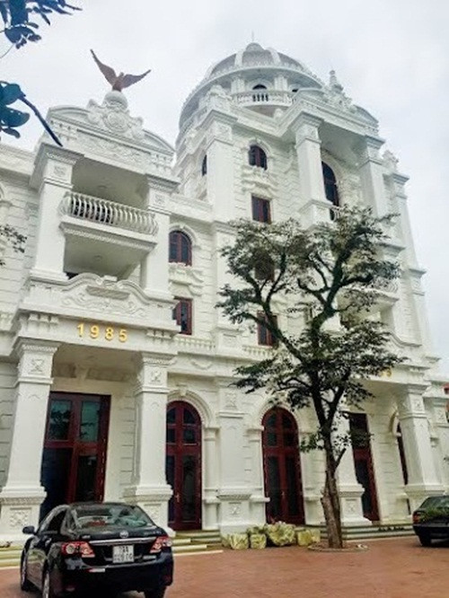 Mặt trước tòa lâu đài, trên đỉnh có hình đại bàng tung cánh. Ảnh: Vietnamnet.