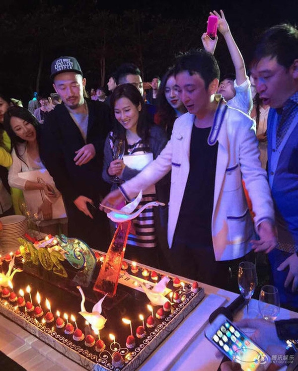 Trong lần sinh nhật thứ 27, thiếu gia họ Vương bao trọn toàn bộ khách sạn ở Tam Á, đảo Hải Nam để tổ chức một bữa tiệc quy mô lớn chưa từng có với sân khấu trình diễn, quay phim chuyên nghiệp...Ảnh: Weibo.