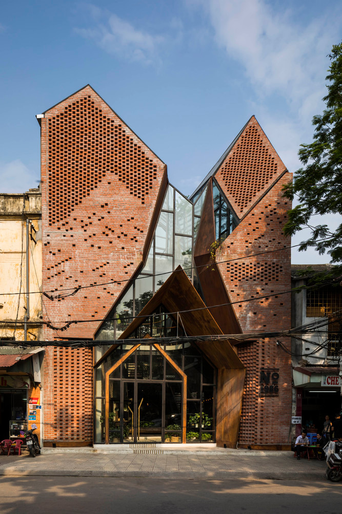 Tọa lạc tại số 33 Đinh Tiên Hoàng (Hồng Bàng, Hải Phòng), quán cà phê No.1986 Coffee & Restaurant khiến người qua đường phải trầm trồ bởi vẻ đẹp khác lạ.