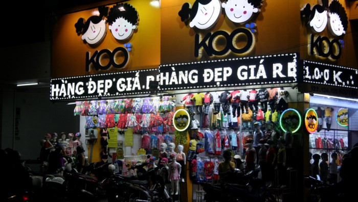Sắp tới, quận 5 sẽ sắp xếp 44 hộ kinh doanh không có địa chỉ vào những khu vực cố định, có sự quản lý nhằm hạn chế việc buôn bán lấn chiếm lòng, lề đường. Ảnh: SGGP.4040