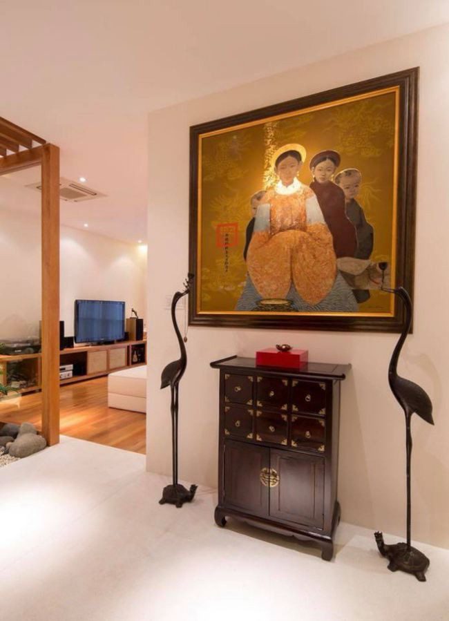 Nhiều món đồ đặc trưng của Việt Nam mang hơi hướng cổ điển được nam ca sĩ bày trong nhà. Ảnh: Dân Việt.