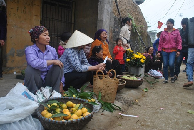 Chợ Thiều (làng Thiều Xá, xã Cầu Lộc, Hậu Lộc, Thanh Hóa) họp vào sáng 26 tháng Chạp. Mặt hàng chủ yếu là sản vật vùng quê như gạo nếp, lá dong, các loại rau quả. Ảnh: Odacsan.