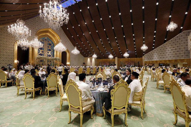 Đây là đám cưới có độ xa xỉ xếp thứ ba trong lịch sử hoàng gia Brunei với tổng chi phí 30 triệu rupi (khoảng 10,5 tỷ đồng).