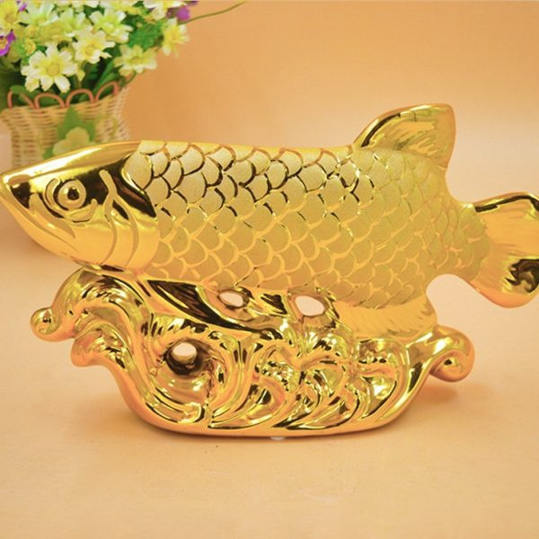 Vật phẩm hình cá phong thủy tượng trưng cho sự may mắn nên tượng cá nhỏ, đồ trang sức hình cá được nhiều khách chọn tìm mua. Ảnh: Quatanghoanhao.