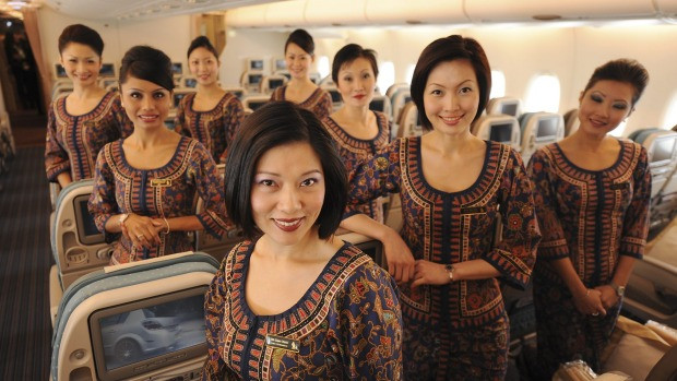 Sau ba tháng đào tạo, những cô gái trẻ mới bước đầu trở thành một Singapore Girl. Tuy nhiên, họ chỉ được phục vụ hành khách ở khoang hạng phổ thông.