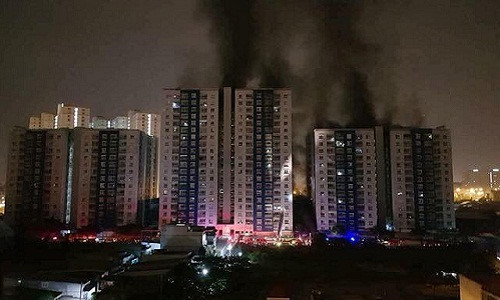 Rạng sáng ngày 23/3, một vụ cháy xảy ra tại chung cư Carina Plaza gây hậu quả đặc biệt nghiêm trọng. Đã có 13 người thiệt mạng và 14 người bị thương trong đám cháy. Ảnh: Vũ Sơn.