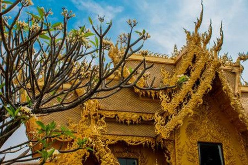 Mái nhà được chạm khắc cầu kỳ giống như cung điện của Thái Lan. Ảnh: Printest.